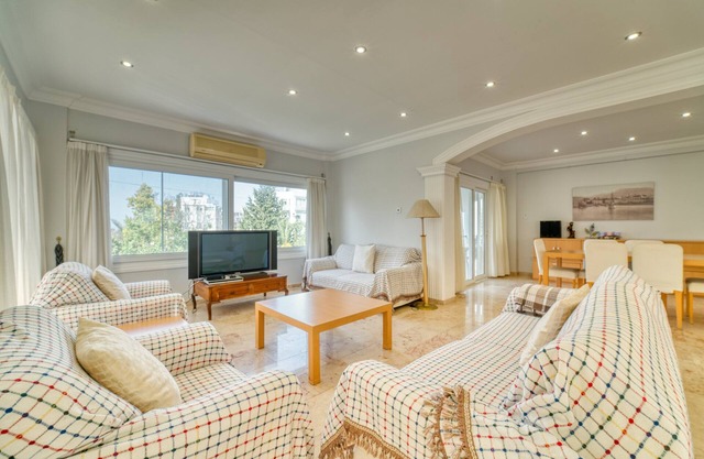 Spacious 3-bedroom apt., center of Kyrenia, sleeps 6, 5-star satisfaction rates