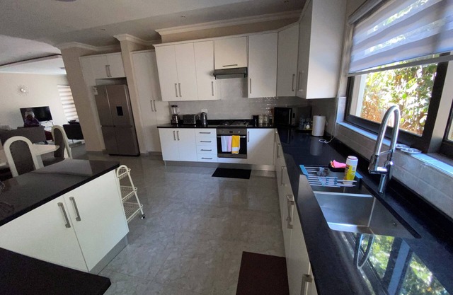 Spacious 3bedroom suite with AC, WiFi , backup inverter