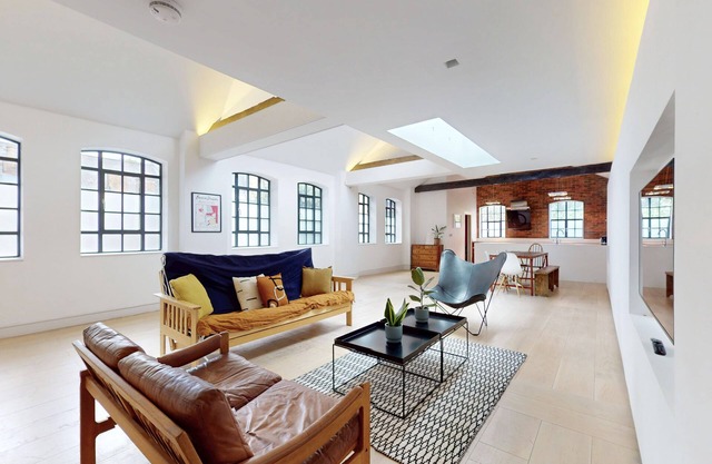 Spacious 4 Bed Home - 5 min walk to 2 Stations