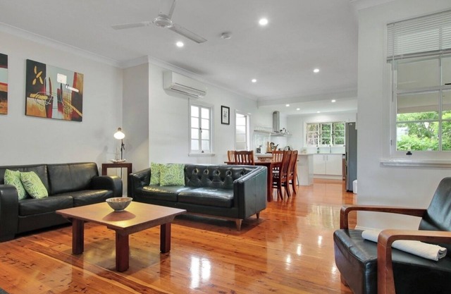 Spacious 4 bedroom house - Walk to Southbank
