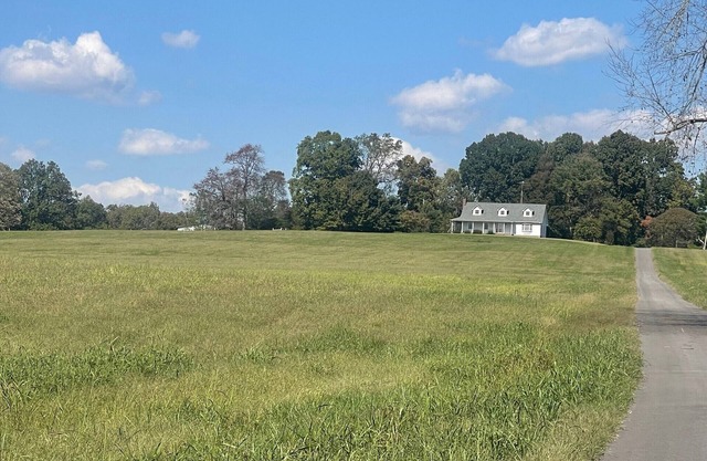 Spacious 4-bedroom and 2-bath house with HVAC and Wi-Fi in Tompkinsville, KY.