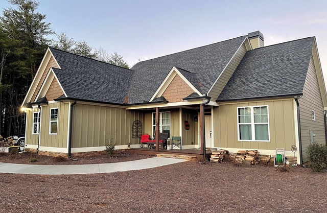 Spacious 4-bedroom house in charming Fairmount with WiFi, AC fire pit Hot Tub