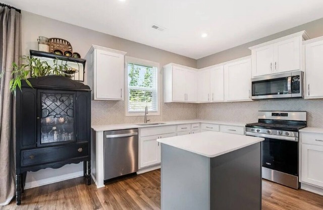 Spacious 4-bedroom house with AC and WiFi in tranquil Clayton