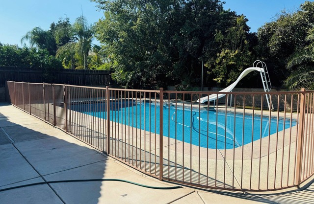 Spacious 4-bedroom house in lovely Bakersfield country club area with pool