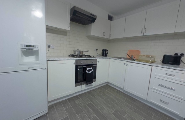 Spacious 4BR Bungalow with Parking Near Spider-Man Filming Locations