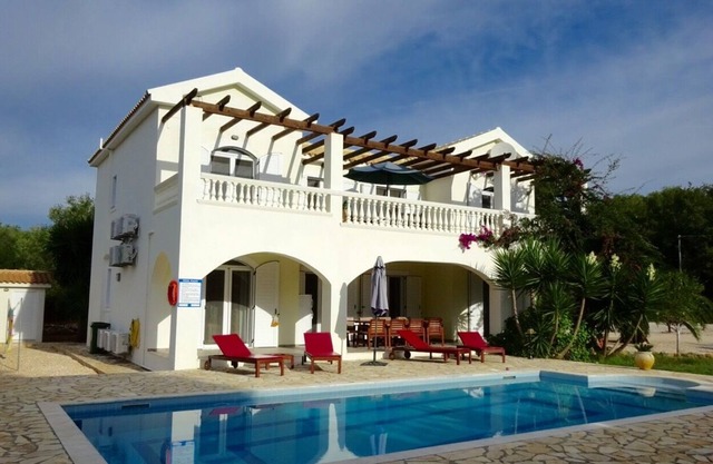 Spacious 5 Bed Villa with pool in Kefalonia