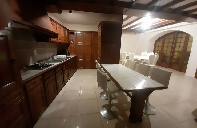 Spacious 5-bedroom townhome in terrific Combrand with WiFi