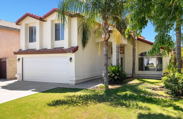 Spacious 5-bedroom house in delightful Bakersfield with AC, WiFi, Pet Friendly