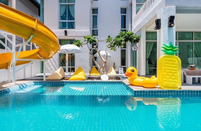 Spacious 5-bedroom private villa near Pattaya beach