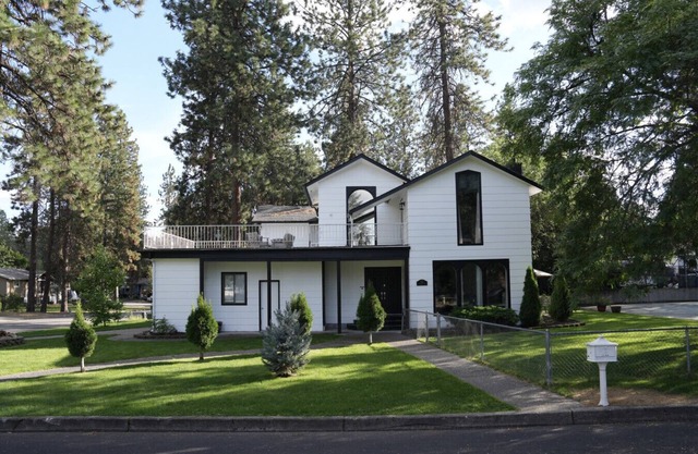 Spacious 5BR Retreat w/Pickleball, Pool Table, and rooftop deck