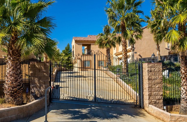 Spacious 6- bedroom, 8 beds, 7 bathroom home with beautiful lake view