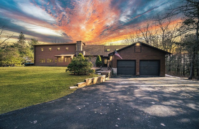 Spacious 8BR Catskills Cabin w/Game Room & Deck