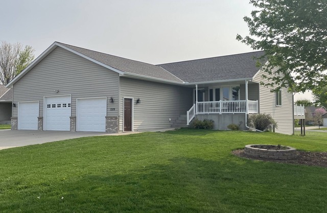 Spacious and beautiful 3,020 square foot 5-bedroom walkout