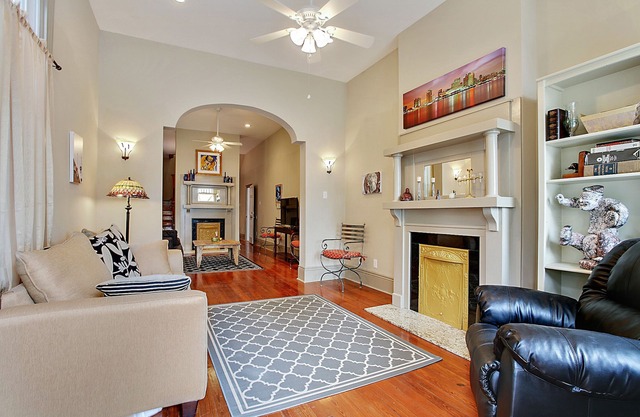 Spacious and Comfy, Walk to Whole Foods, bars and shops, sleeps 12