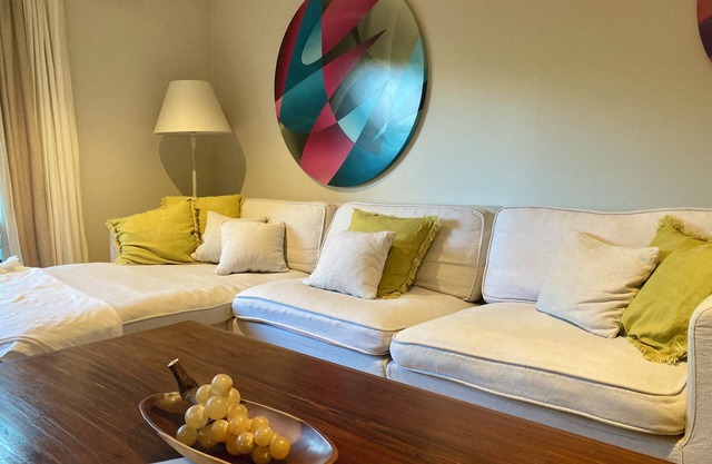 Spacious and Modern city apartment - free parking