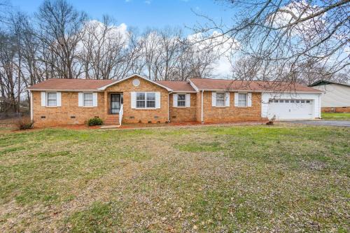 Spacious and private home at Boiling Springs