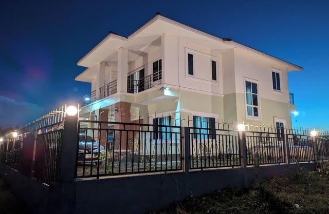 Spacious and private 4-bedroom riverside house with WiFi, AC