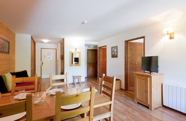 Spacious Apartment for 8 with Balcony, Parking, Ski Locker, and Wi-Fi in Brides-les-Bains