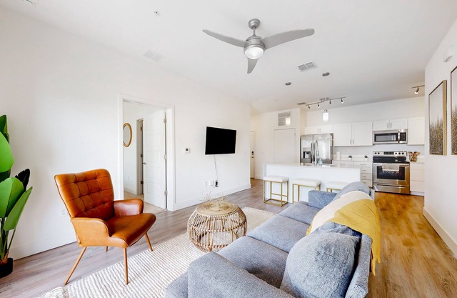 Spacious apartment with washer & dryer, private balcony, WiFi and pool