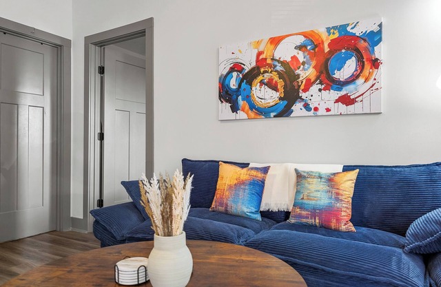 Spacious Apartment, KING BED, Cozy, Close to Downtown