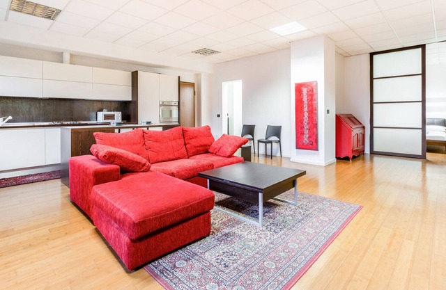 Spacious APT just 250m from "Zara" M3 stop!