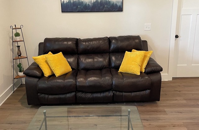 Spacious Basement Suite with full Kitchen 4 Miles to CU