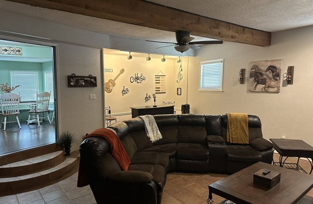 Spacious, centrally located family oasis in DFW with Texas-flavored amenities