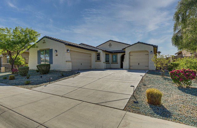 Spacious, clean 4 bd/3 bath house w/private pool, patio close to sports, hiking