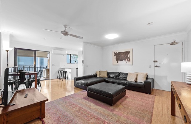 Spacious & Comfy 2 Bed/2 Bath/2 Car Apartment in Auchenflower