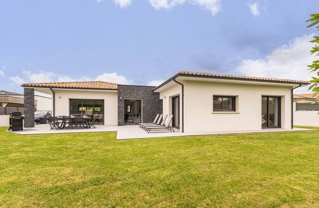 Spacious cottage with garden, spa, foosball and private parking