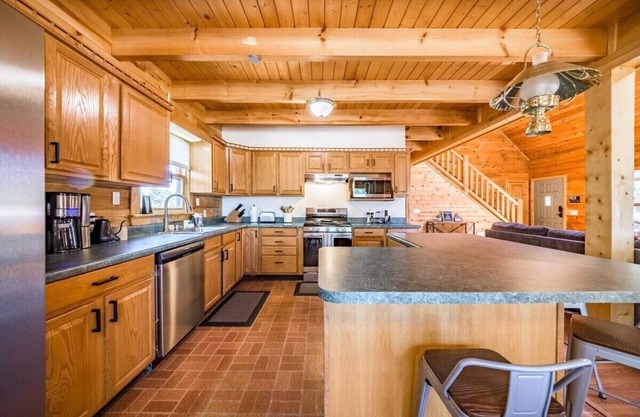 Spacious Cozy Cabin Retreat on 5-Acres w/Hot Tub
