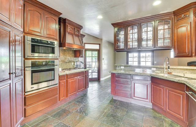 Spacious Delhi Home w/Fireplaces, Patio & Grill!