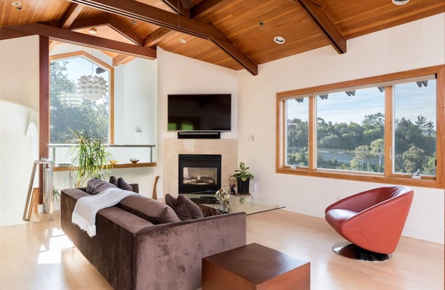 SPACIOUS & EXCLUSIVE HOME