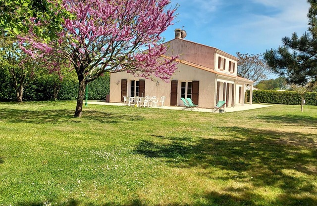 Spacious family home by the sea with large garden