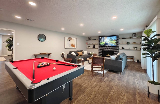 Spacious Family Retreat – 2 King Suites, Pool Table, & Backyard Oasis