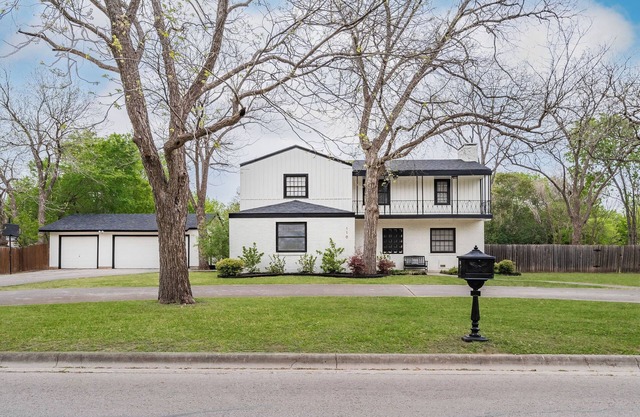 Spacious Historic Home Near Downtown Lockhart