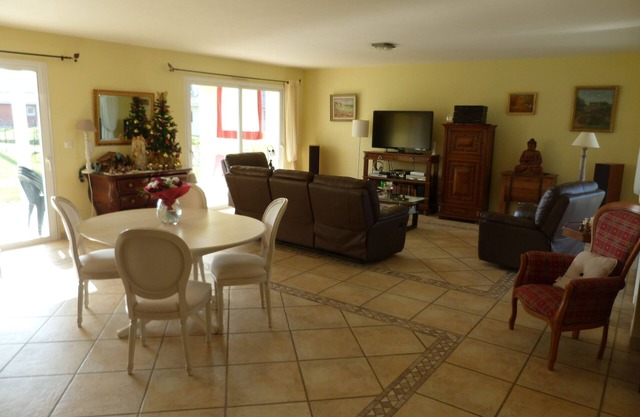 Spacious house: 180m2 living space, great comfort in a quiet location with swimming pool