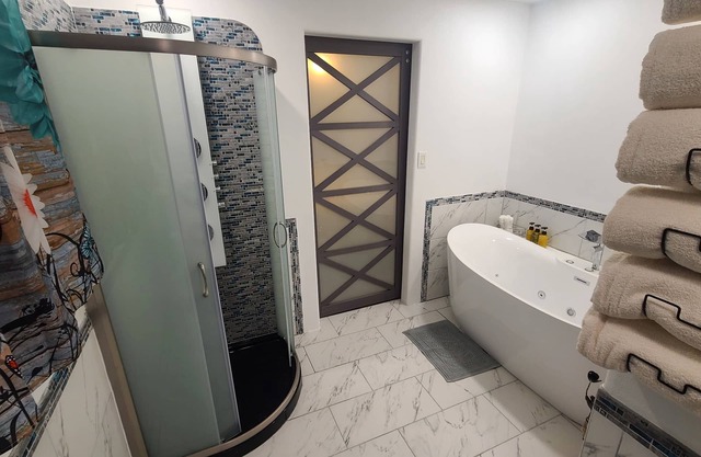 Spacious House w/Jacuzzi Tub