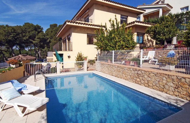 Spacious house with private pool and barbecue