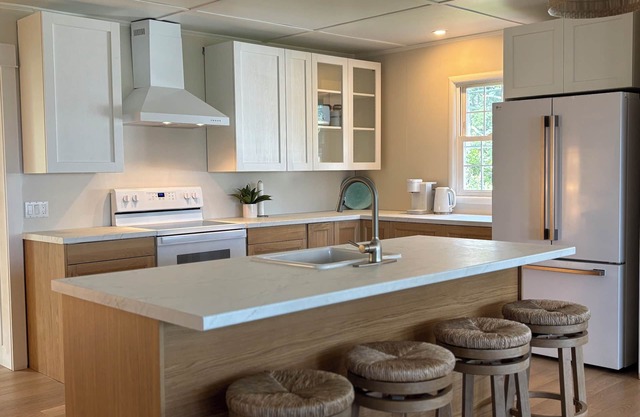 Spacious Hunts Point cottage. Fenced garden/pet-friendly. Seconds walk to beach!