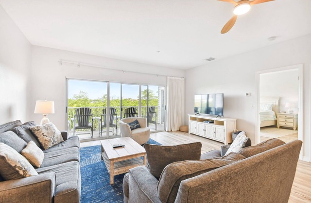 Spacious Intracoastal Condo - 3 min walk to the beach!
