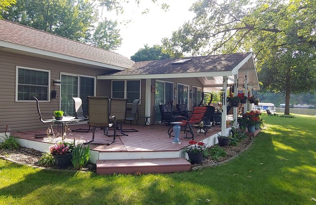 Spacious Lakefront Retreat. 3 Bedroom, 2 Bath Ranch Home 30 ft from the water.