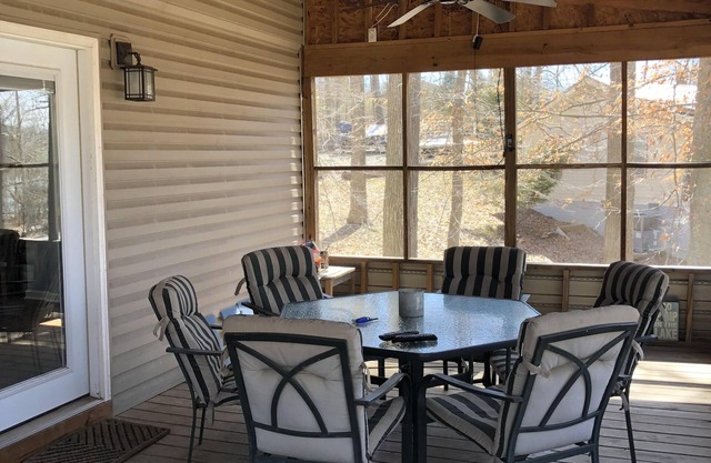 SPACIOUS LAKEHOUSE FOR YOU AND YOUR FAMILY TO ENJOY AT ROUGH RIVER RESORT