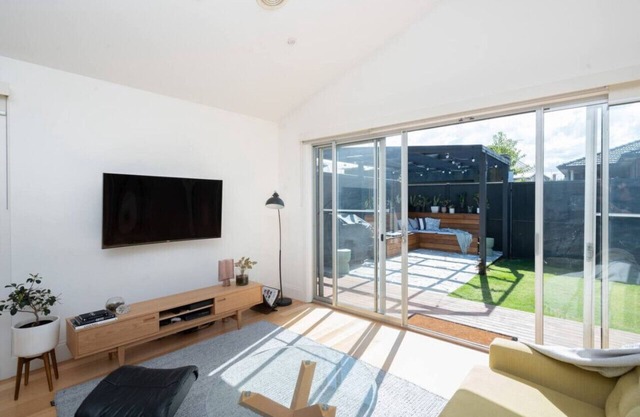 Spacious light-filled 3BD sanctuary in Northcote