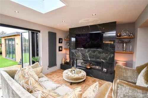 Spacious Luxury 4BDR Sleeps 6 Private Driveway