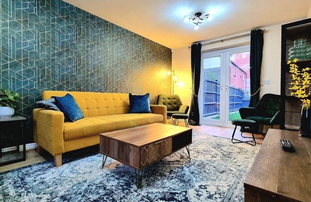 Spacious Modern House | Long Stay Discounts | Great Location