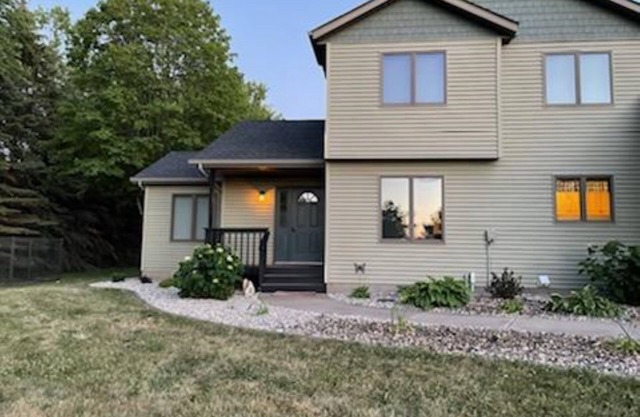 Spacious, modern lake-front vacation home/scrapbooking/quilting retreat
