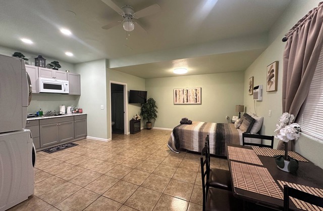 Spacious Modern Studio with a private entrance nearby Sequoia N Park