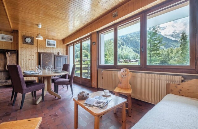Spacious nest overlooking the Mont Blanc range.