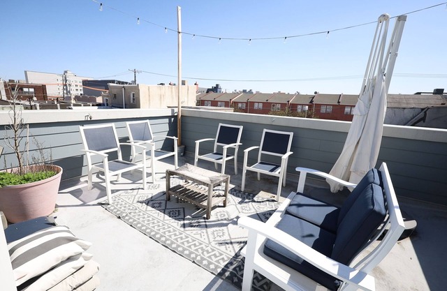 Spacious Oasis - Parking, Private Patio & Roofdeck